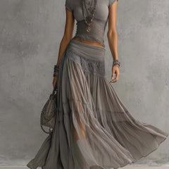 Completo grigio: top aderente con pizzo e gonna maxi a balze