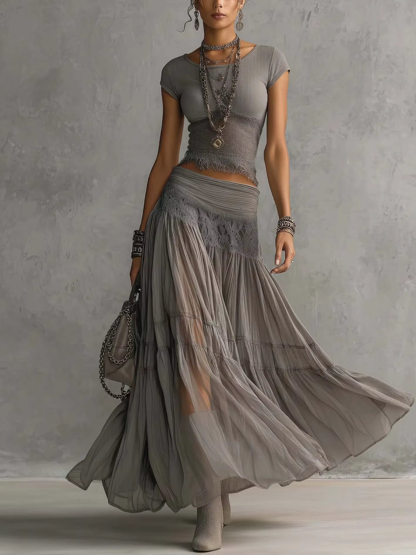 Completo grigio: top aderente con pizzo e gonna maxi a balze