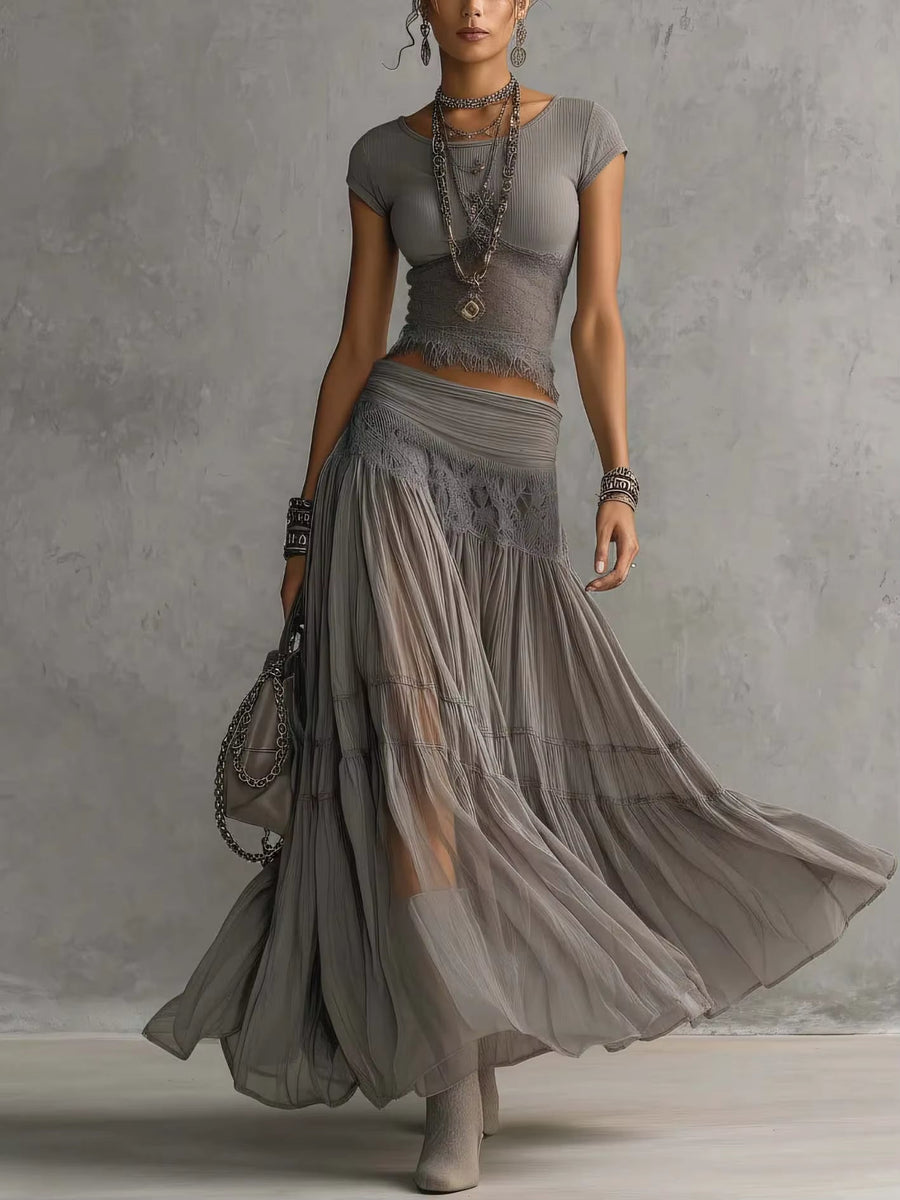Completo grigio: top aderente con pizzo e gonna maxi a balze