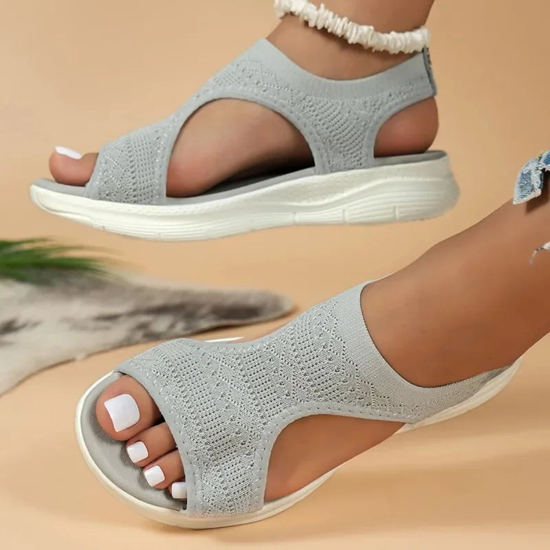 Sandali ortopedici traspiranti grigio chiaro, tomaia in maglia con aperture e suola bianca spessa