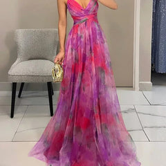 Abito maxi floreale rosa con bretelle sottili e scollo incrociato, gonna lunga a veli.
