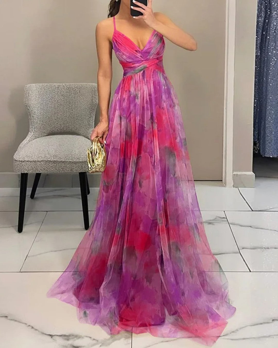Abito maxi floreale rosa con bretelle sottili e scollo incrociato, gonna lunga a veli.