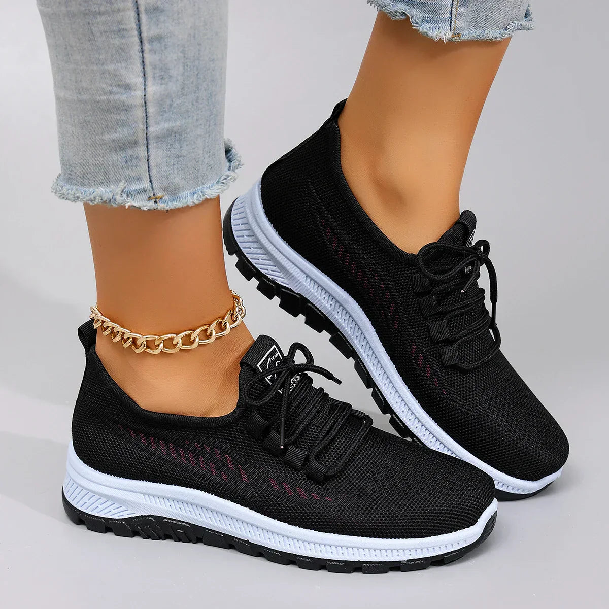 Sneakers nere traspiranti con lacci, suola bianca e tomaia a maglia