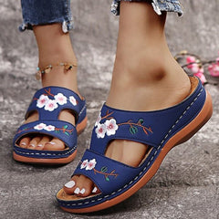 Sandali ortopedici blu con fiori bianchi, suola marrone, cinturino a T