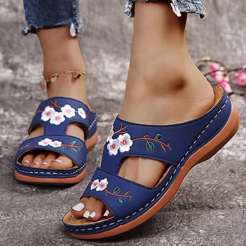 Sandali ortopedici blu con fiori bianchi, suola marrone, cinturino a T