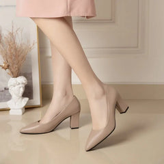 Beige damespumps met puntige neus en dunne hoge hak