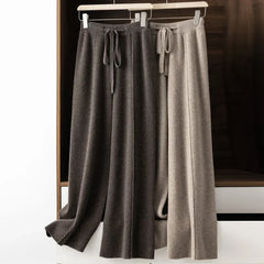 Pantaloni lounge in cashmere grigi e beige appesi: vita elastica con coulisse