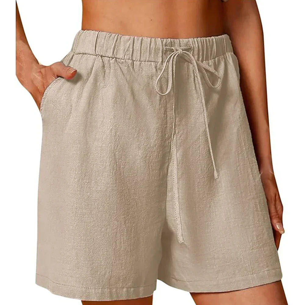 Pantaloni corti color cachi con vita elasticizzata e coulisse, tasche laterali