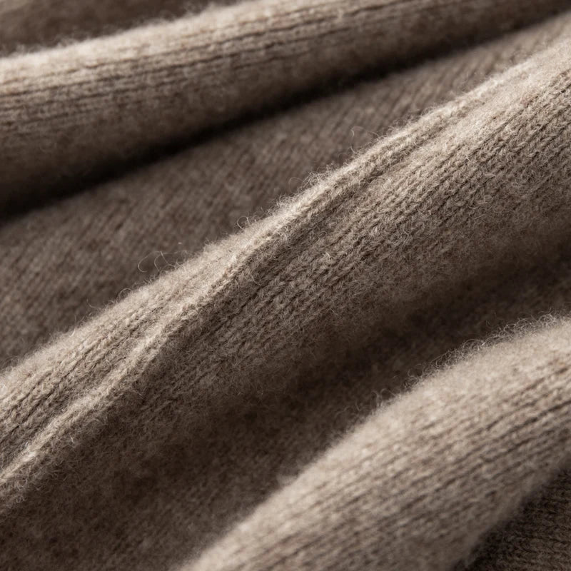 Dettaglio tessuto in cashmere marrone scuro, superficie liscia e soffice