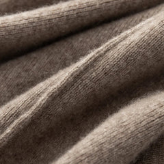 Tessuto di pantaloni lounge in cashmere marrone scuro, trama morbida in primo piano