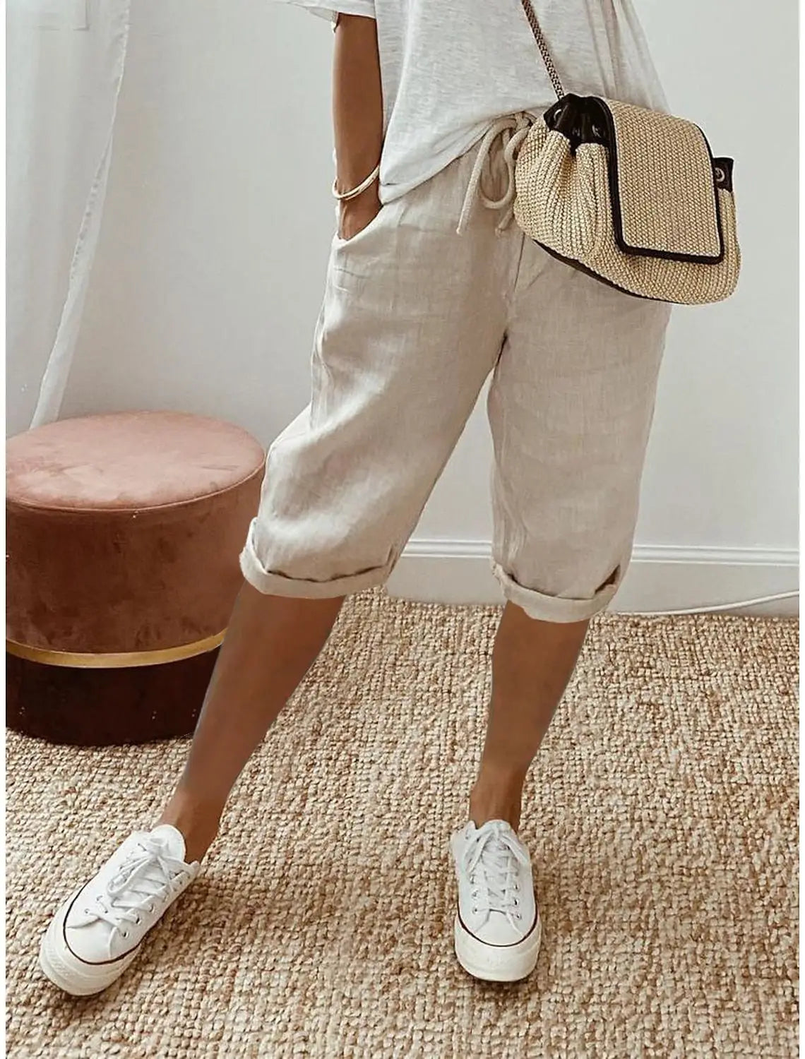 Lightweight summer shorts in beige with rolled hem and drawstring waist, side pockets.