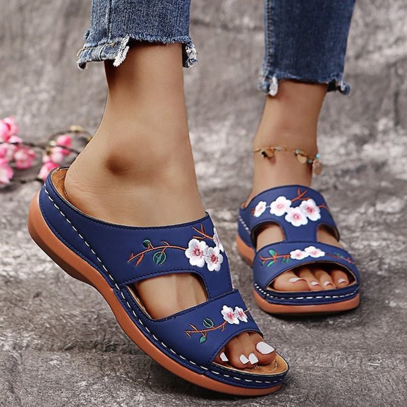 Sandali ortopedici blu con fiori bianchi, fascia con cinturino, suola marrone