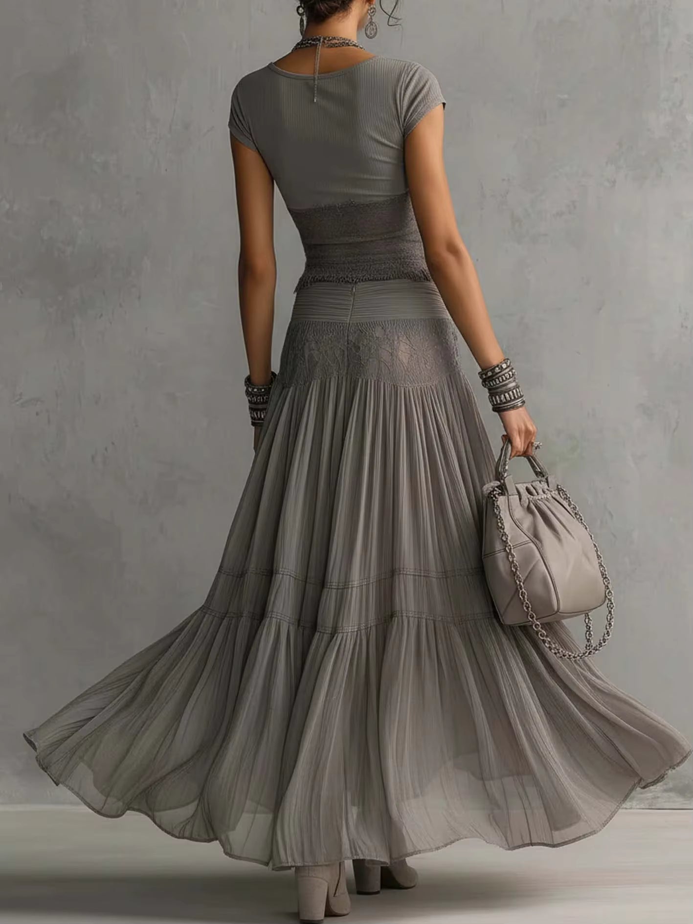 Completo grigio: top aderente e gonna maxi ampia a balze