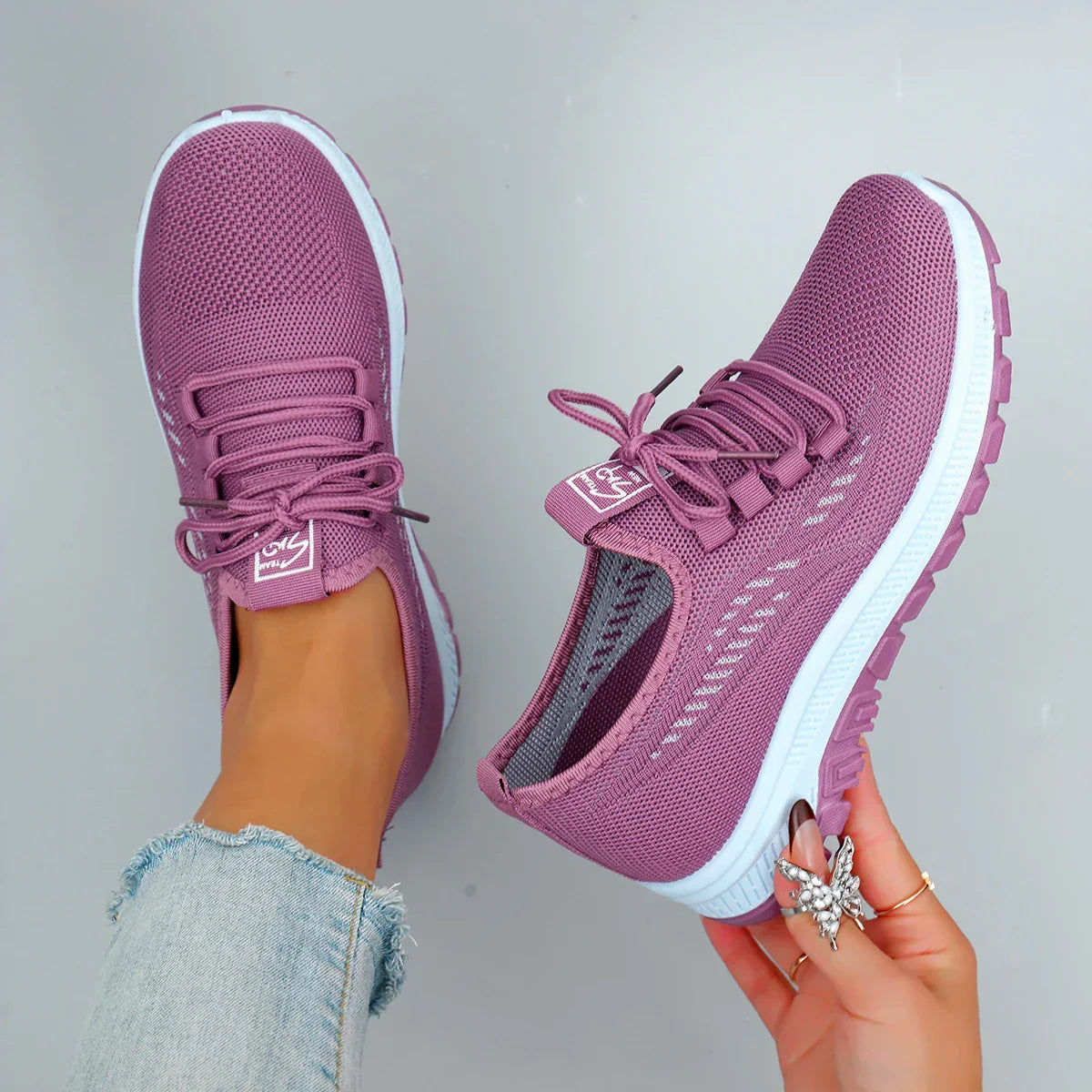 Sneakers rosa traspiranti con lacci e suola bianca, vista frontale