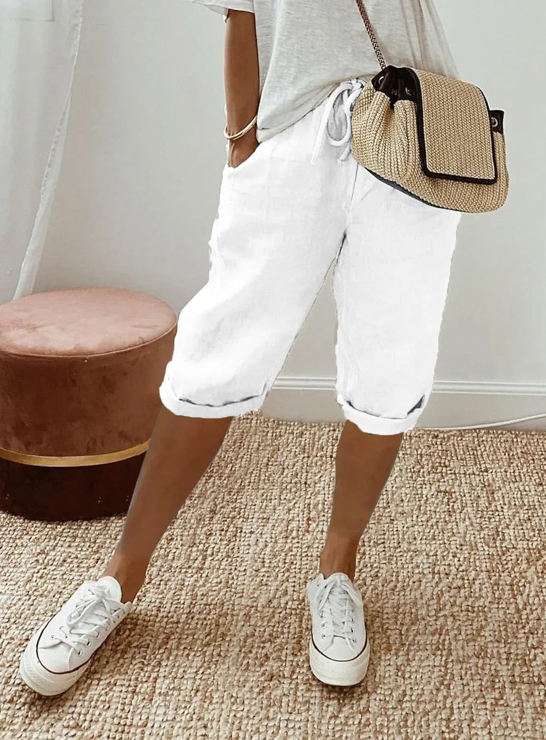 Lightweight summer shorts in white, cuffed hem and elastic waist with pockets
