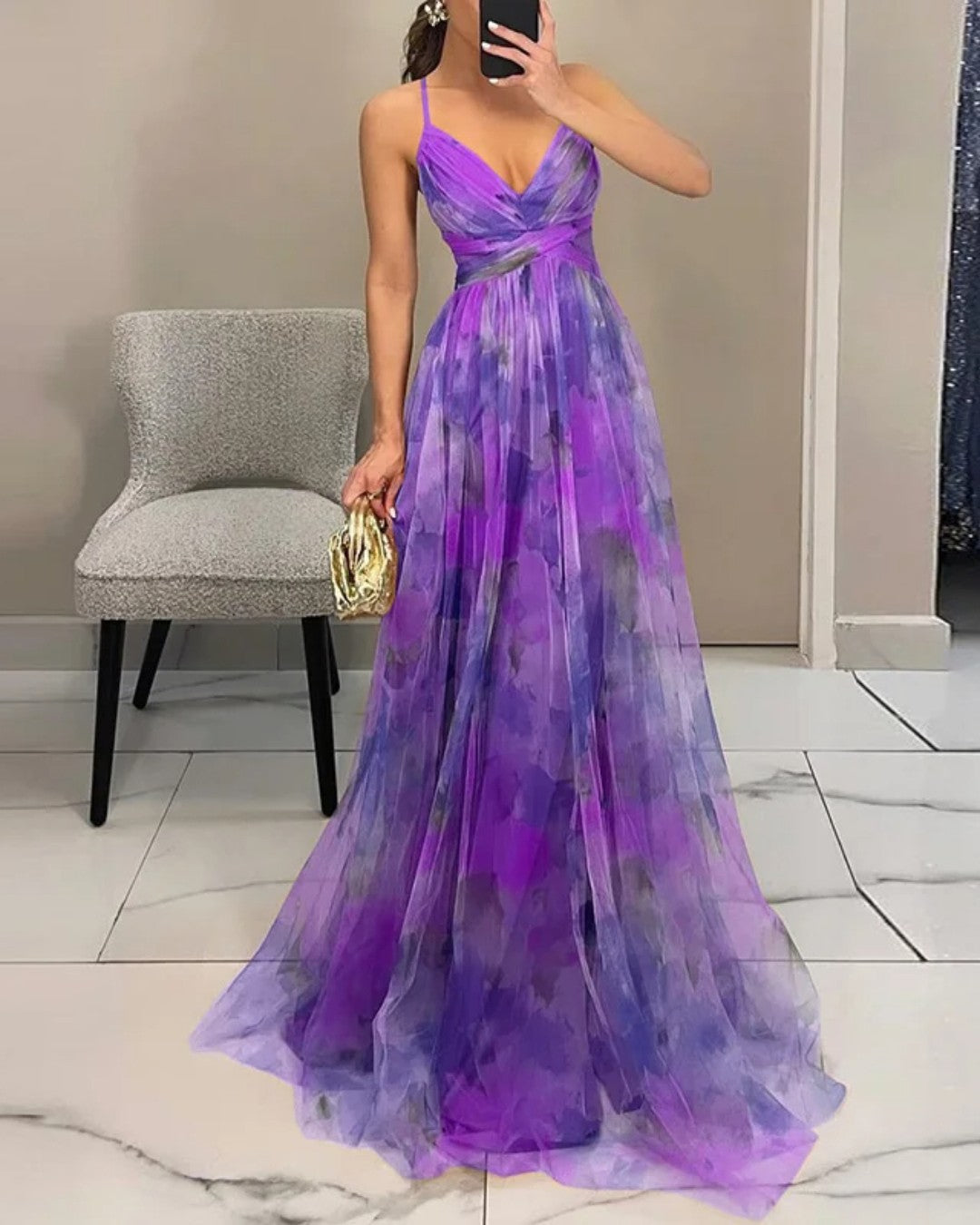 Abito maxi floreale viola, scollo a V, spalline sottili, gonna ampia