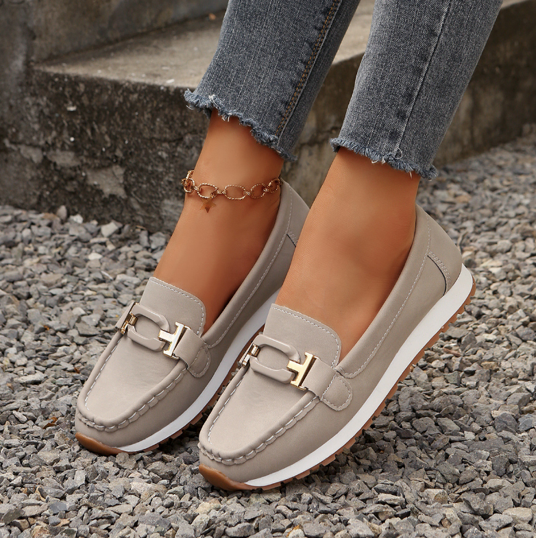 Mocassini ortopedici ultracomodi grigio chiaro con fibbia metallica e cuciture decorative