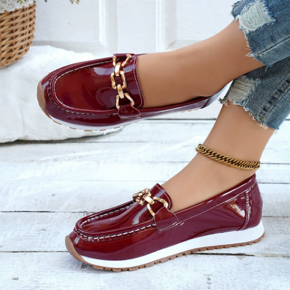 Mocassini bordeaux lucidi con fibbia dorata e tomaia con cuciture, suola bianca