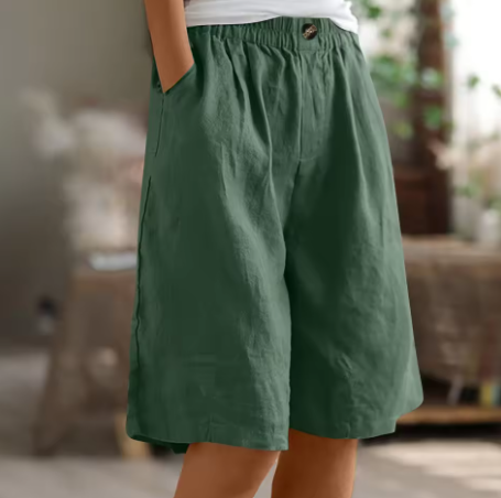Pantaloni corti verdi con vita elasticizzata e bottone, pieghe davanti