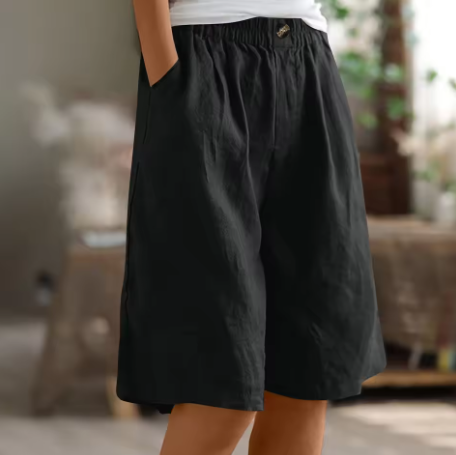 Pantaloni corti neri con vita elasticizzata e bottone, pieghe davanti