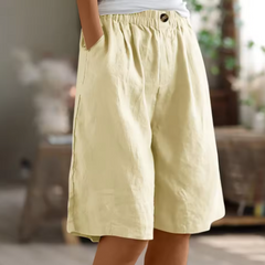 Pantaloni corti beige con vita elasticizzata e bottone, pieghe davanti