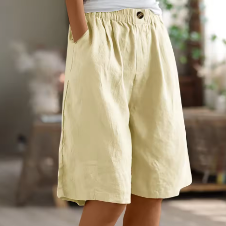 Pantaloni corti beige con vita elasticizzata e bottone, pieghe davanti