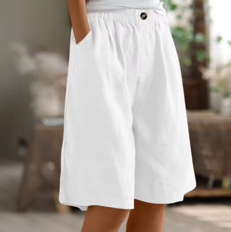 Relaxed summer shorts in white, elastic waistband and front button, knee length.