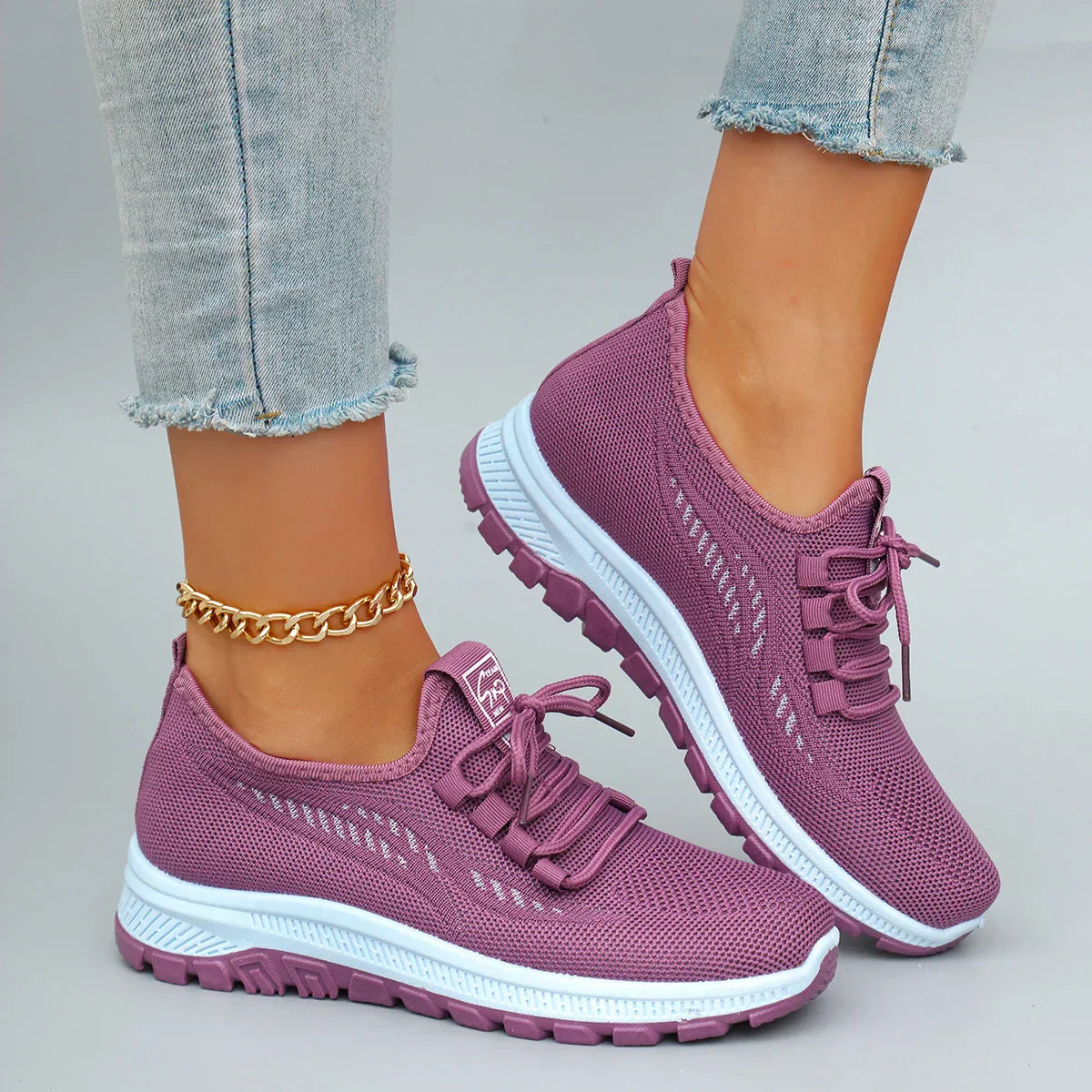Sneakers rosa traspiranti con lacci e suola zigrinata, profilo laterale