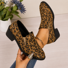 Mocassino leopardato con tacco basso e slip-on, dettaglio gioiello sulla parte superiore