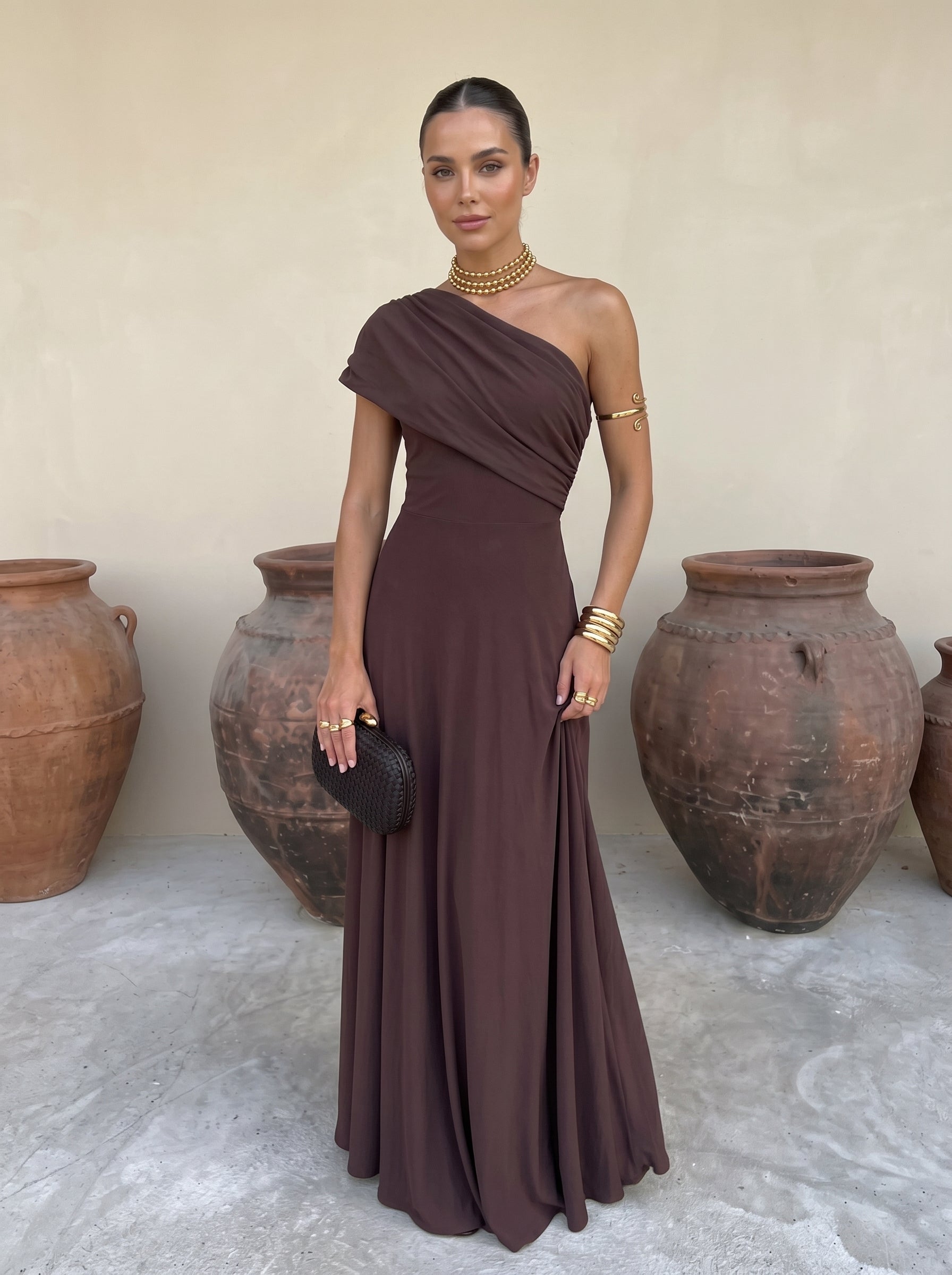 Vestito lungo monospalla drappeggiato marrone scuro