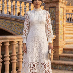Abito midi bianco in pizzo con maniche lunghe e motivo ad anelli