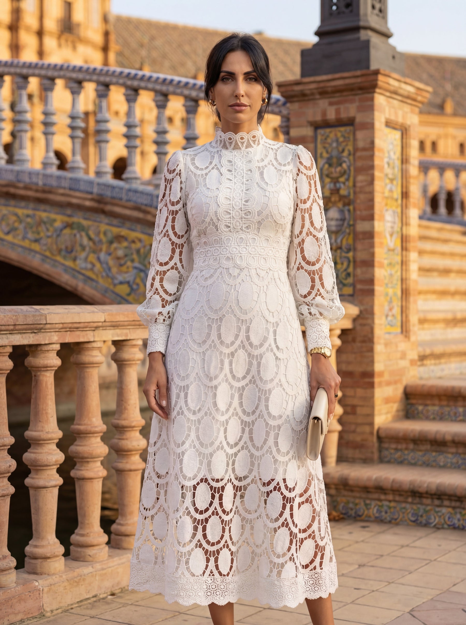 Abito midi bianco in pizzo con maniche lunghe e motivo ad anelli