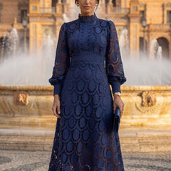 Abito midi blu scuro in pizzo con collo alto e maniche lunghe