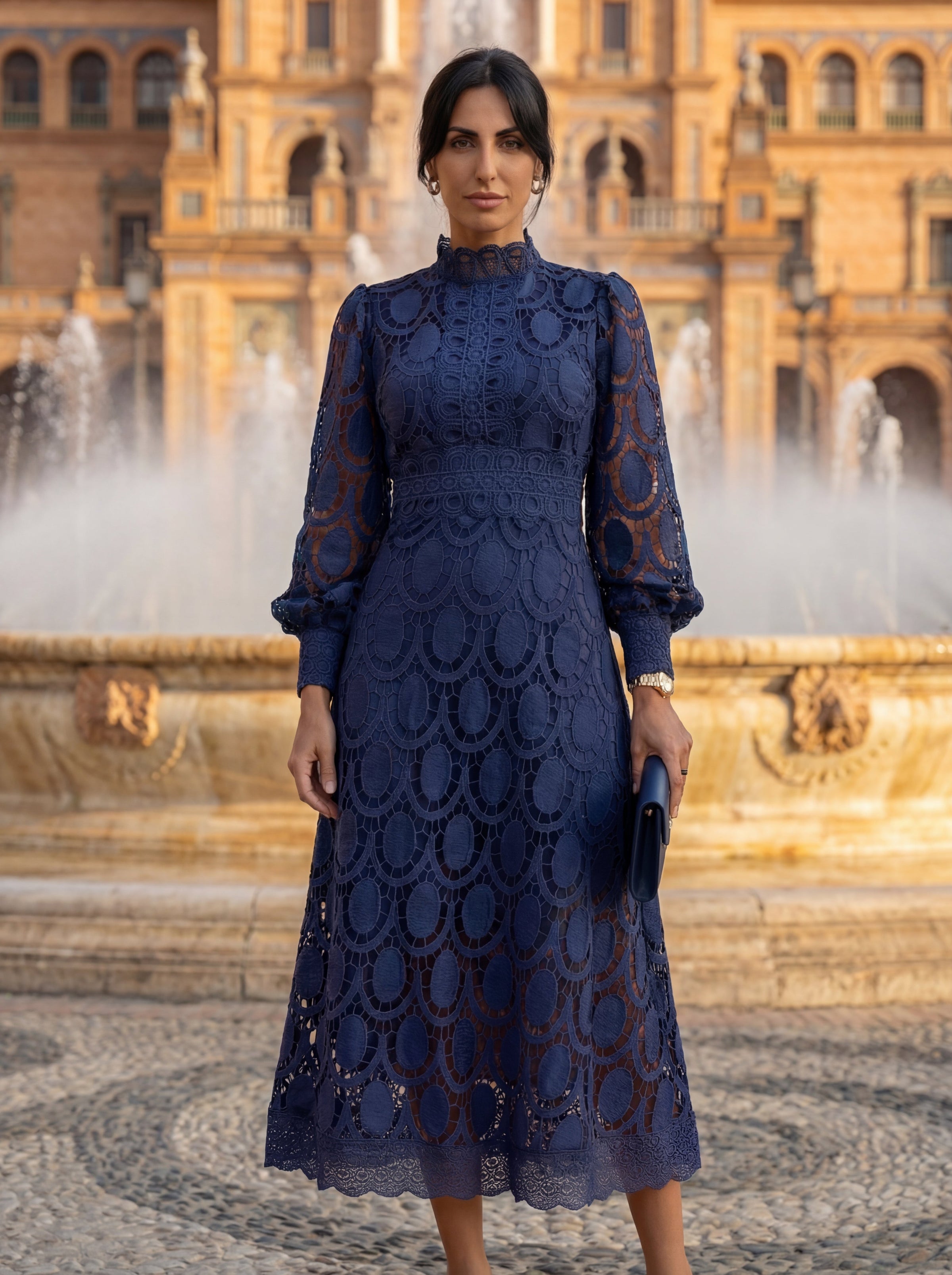 Abito midi blu scuro in pizzo con collo alto e maniche lunghe
