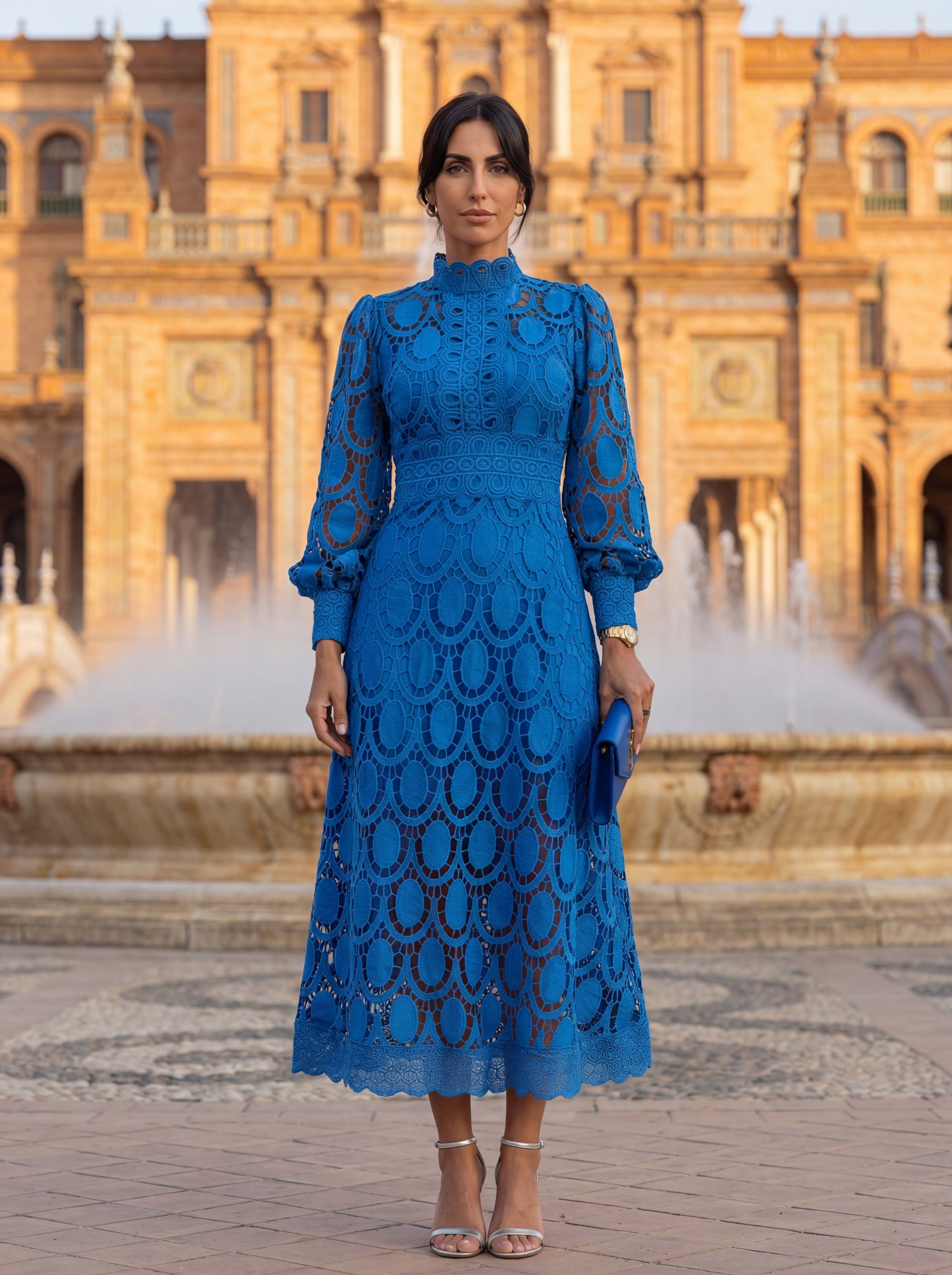 Abito midi blu in pizzo con maniche a sbuffo e motivo ad anelli