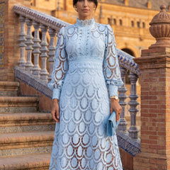 Abito midi azzurro in pizzo con maniche lunghe e motivo ad anelli
