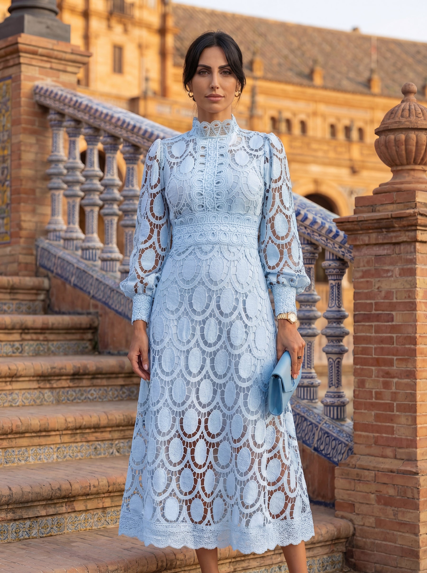 Abito midi azzurro in pizzo con maniche lunghe e motivo ad anelli