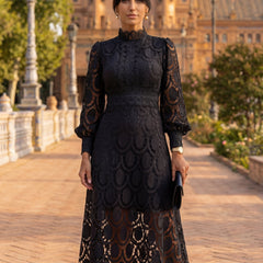 Abito midi nero in pizzo con maniche lunghe e motivo ad anelli