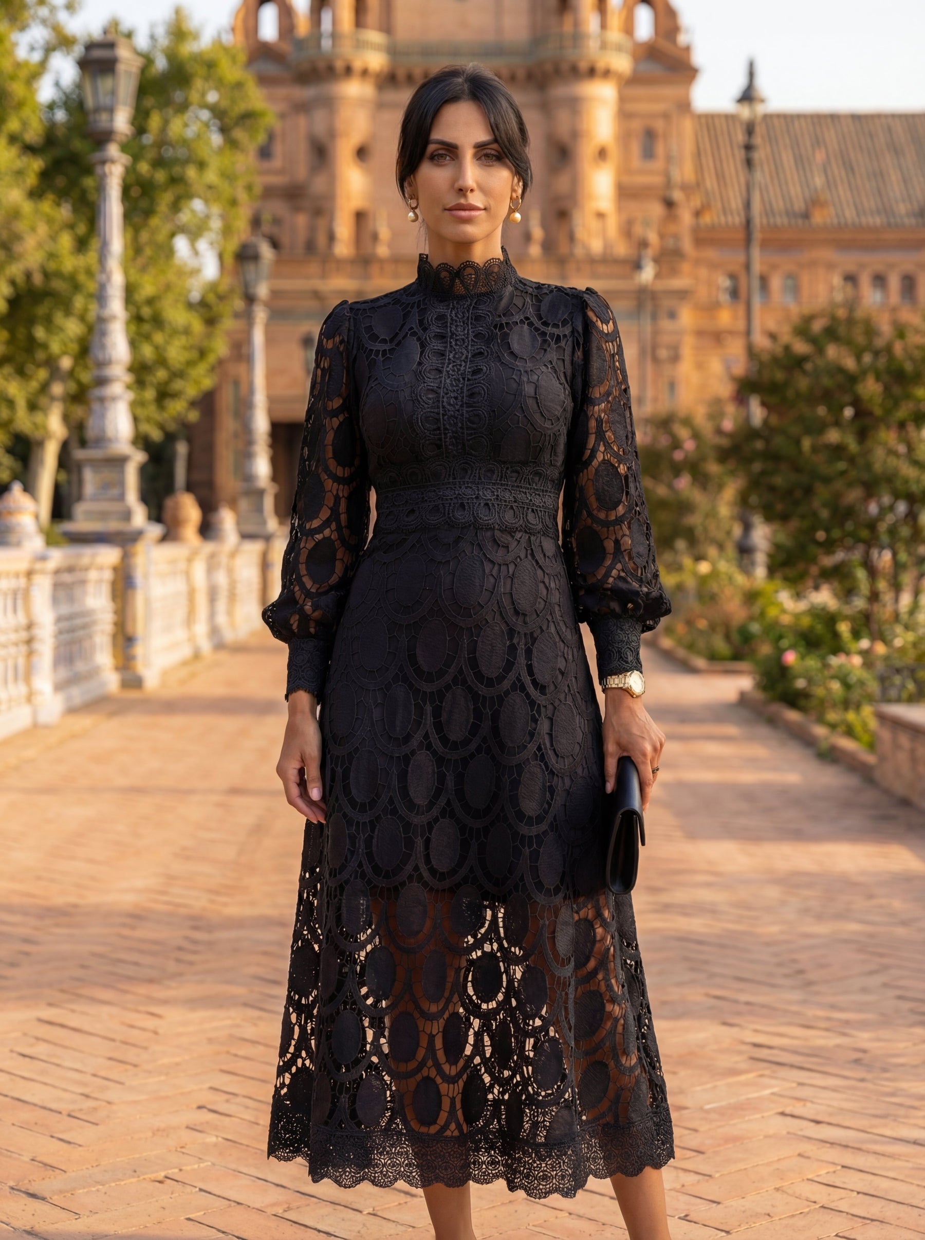 Abito midi nero in pizzo con maniche lunghe e motivo ad anelli