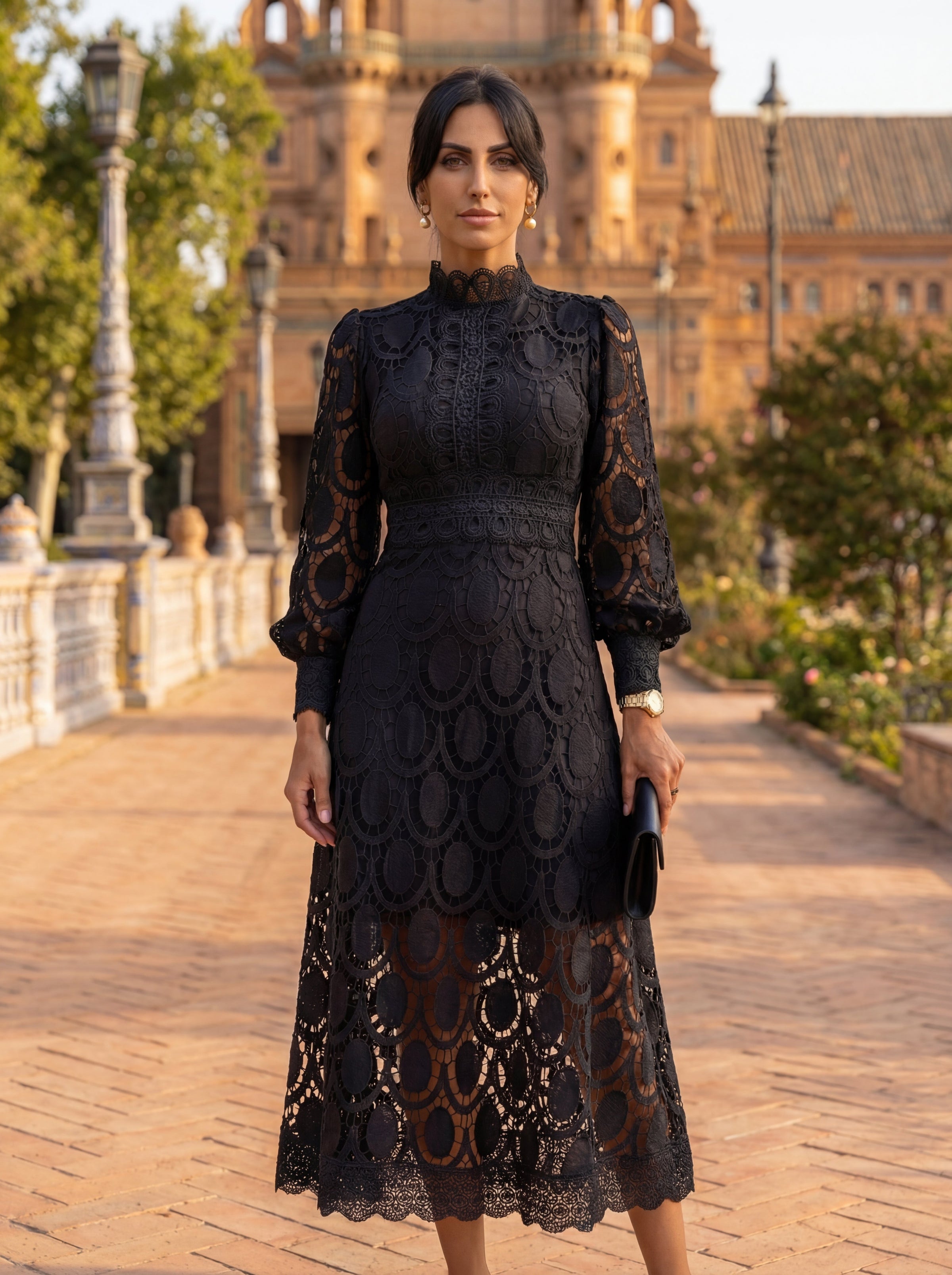 Abito midi nero in pizzo con maniche lunghe e motivo ad anelli