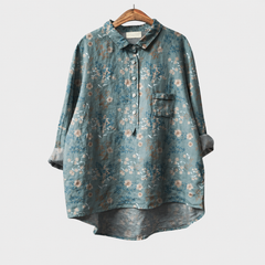 Blusa estiva verde-grigio con bottoni e colletto, stampa fiori chiari, tasca