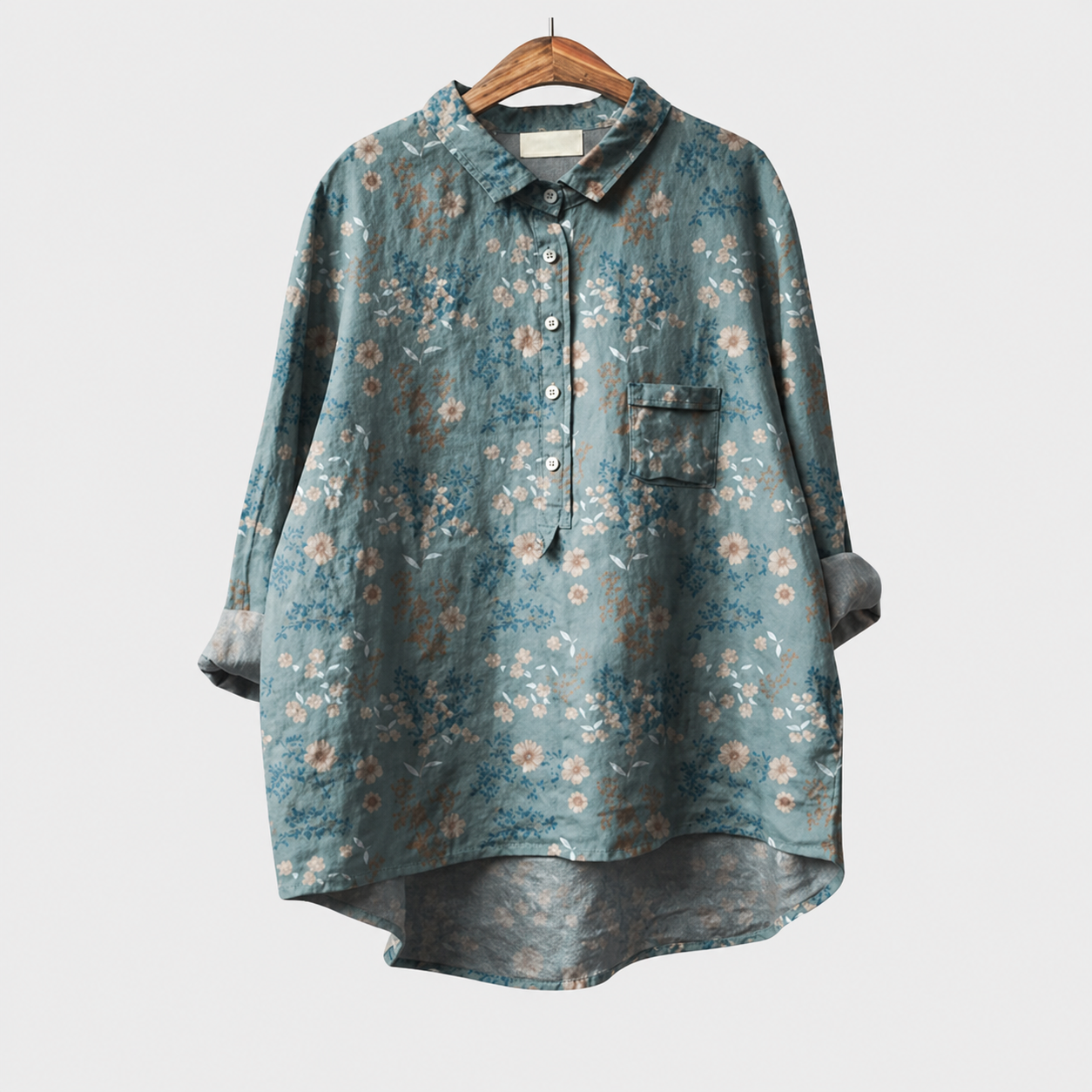 Blusa estiva verde-grigio con bottoni e colletto, stampa fiori chiari, tasca