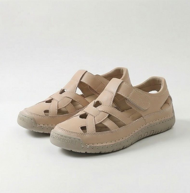 Sandali estivi leggeri beige con fibbie a strappo e suola spessa