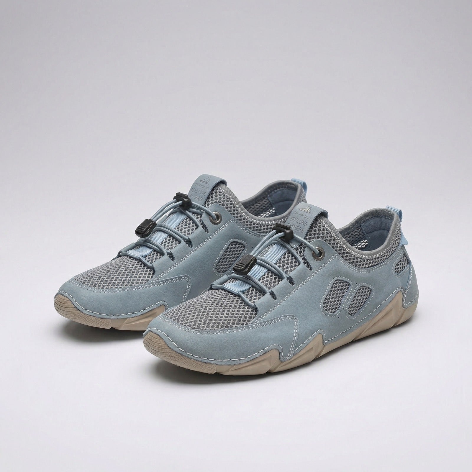 Scarpe da ginnastica leggere azzurre con lacci, pannelli in mesh e suola chiara