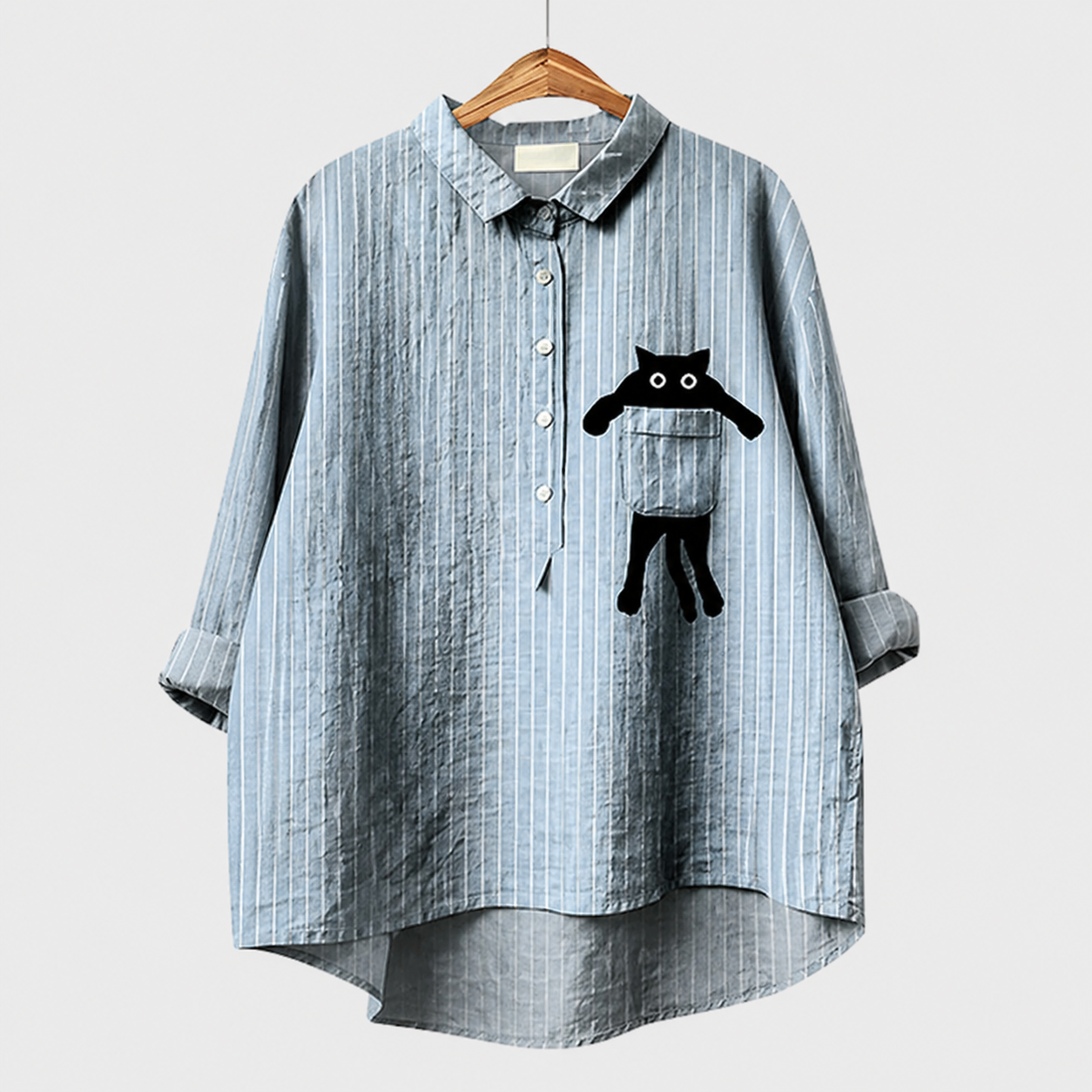 Blusa estiva azzurra a righe, colletto e bottoni, maniche lunghe, patch mostro nero