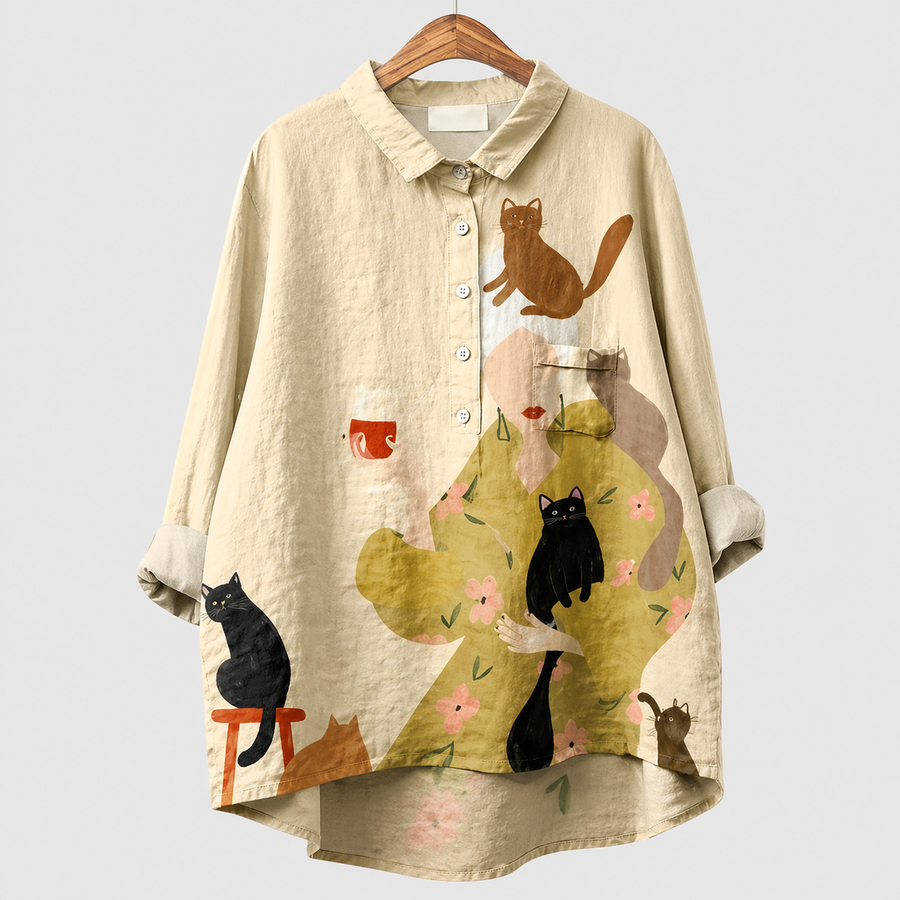 Blusa estiva beige con stampa di gatti e chiusura a bottoni