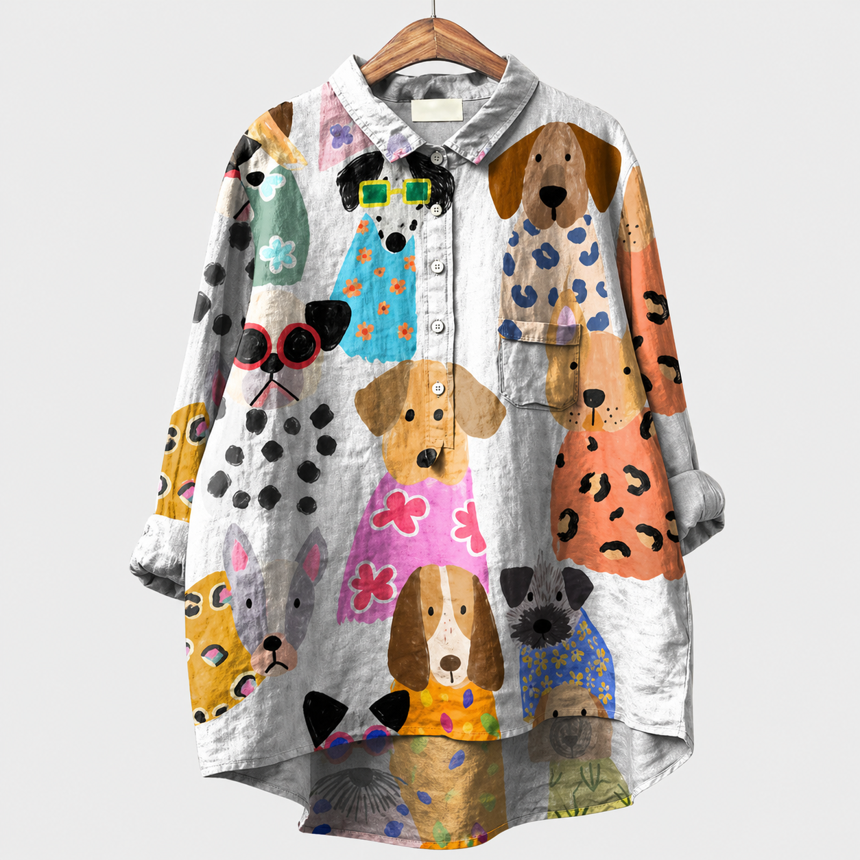 Blusa estiva elegante con bottoni e colletto, stampa collage cani su fondo bianco