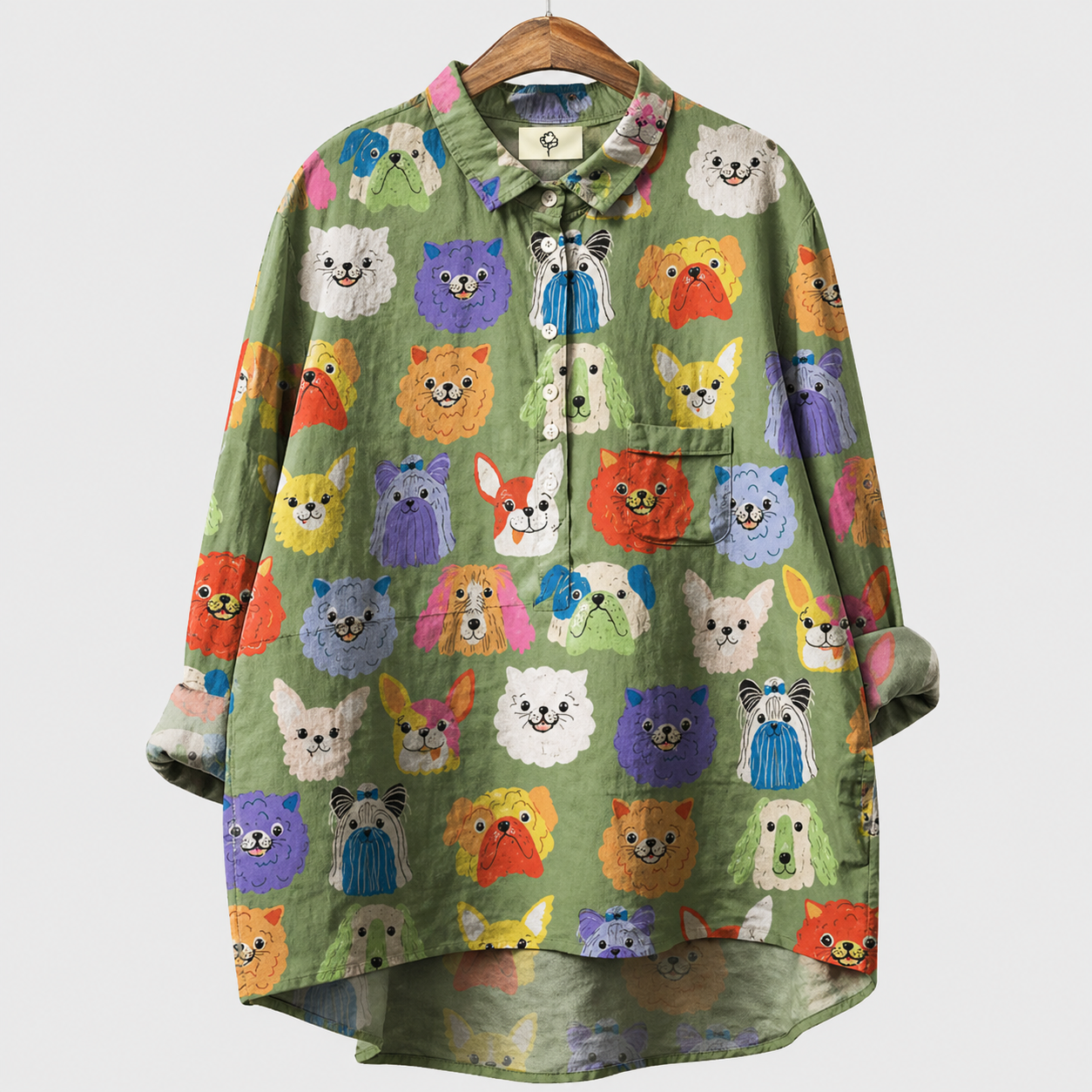 Blusa estiva elegante con bottoni e colletto, stampa cuccioli su fondo verde