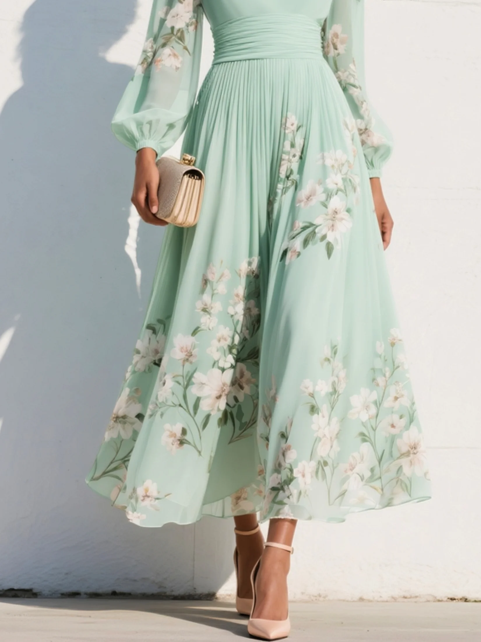 Abito midi verde chiaro con stampa floreale, gonna ampia e arricciatura in vita