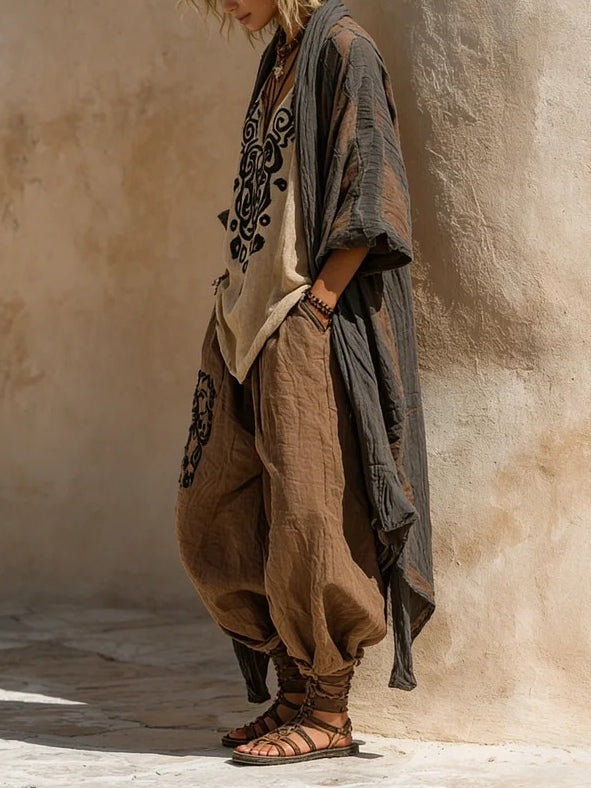 Set boho nomad: tunica crema ricamata nera, kimono grigio e pantaloni ampi marroni